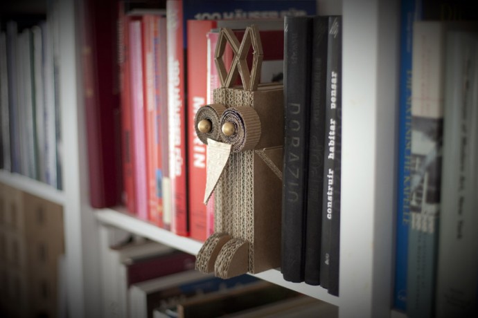Búho de cartón entre los libros