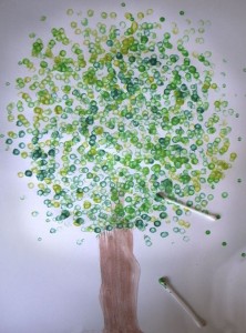 Árbol estampado con bastoncillos