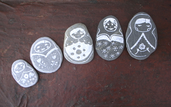 Piedras pintadas en blanco
