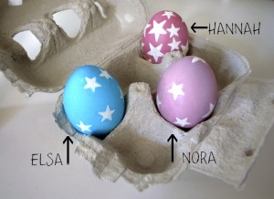 Huevos teñidos con pegatinas