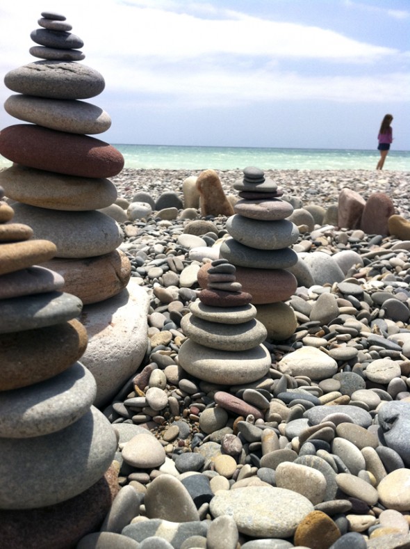 Torres de piedras en la playa