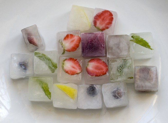 Eiswürfel mit Obst