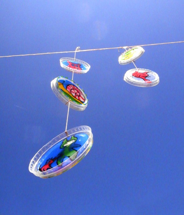 Mobile aus Joghurtdeckeln