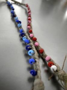 Pulsera trenzada con perlas