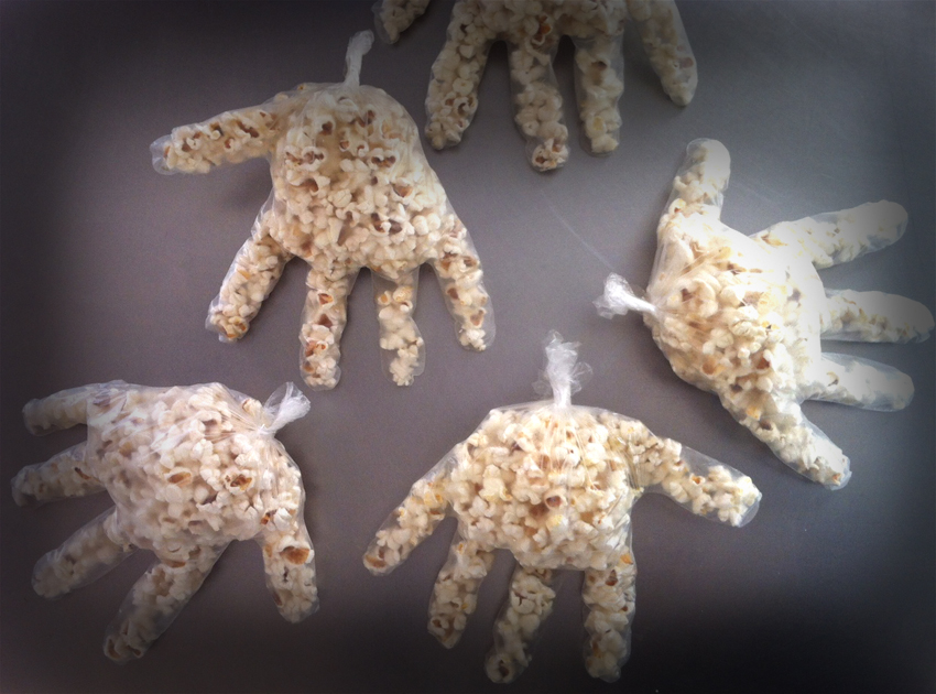 Manos terroríficas de palomitas
