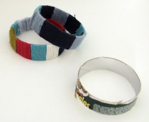 Pulsera de hilos de colores