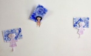 Freundinnen an der Wand