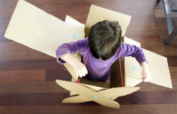 Avión de caja de cartón