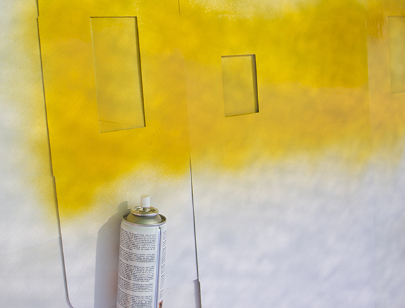 Das Haus mit Spray bemalen
