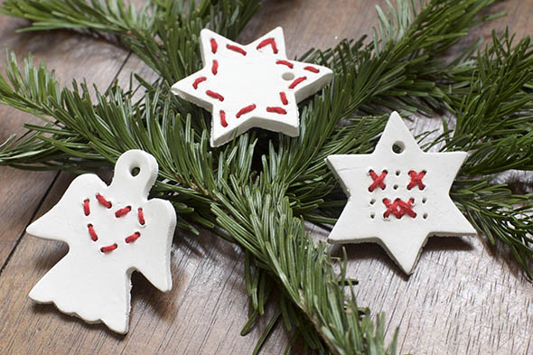 Baumschmuck aus weißem Ton