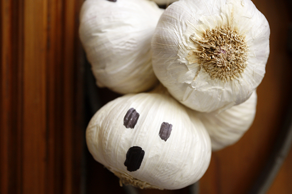Halloween deco deko ajo knoblauch geister gespenster ghost fantasma diy craft basteln manualidad easy facil einfach schnell last minute