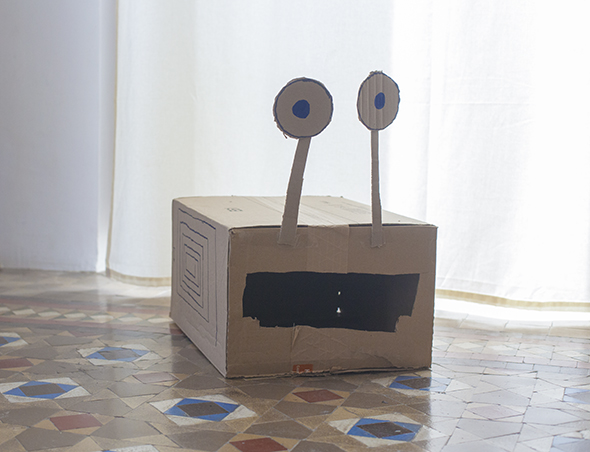 Monstruo de caja de cartón