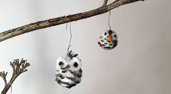 tannenzapfen-eule-watte-kinder-basteln-christmas-cones-owl-craft-kids-weihnachten-ninos-del-algodon-pina-buho-manualidad-facil