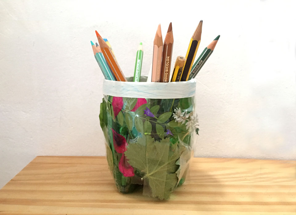 Portalápices con flores